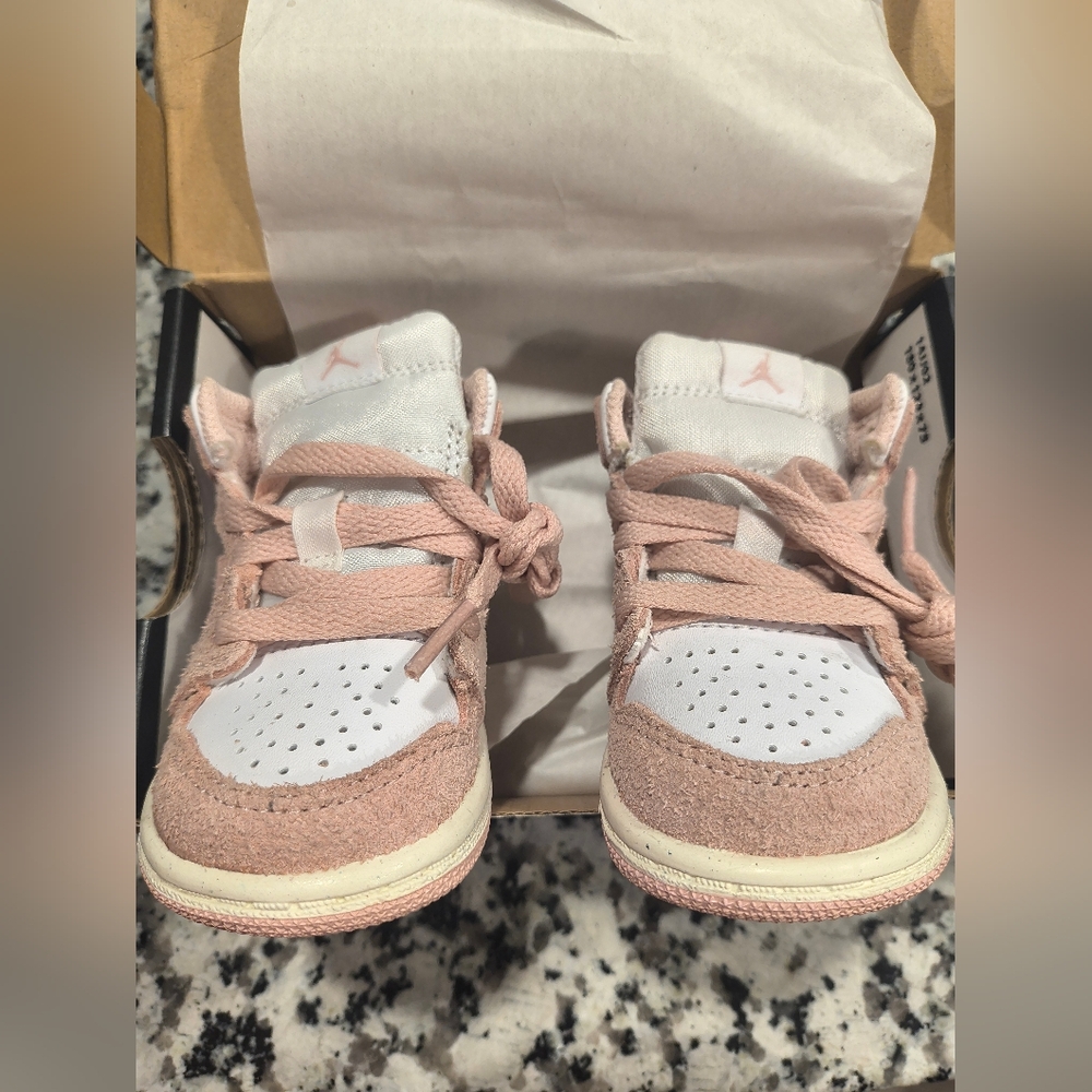 Nike Baby Sneakers in Pink and White Sz 4c - Picture 2 of 10
